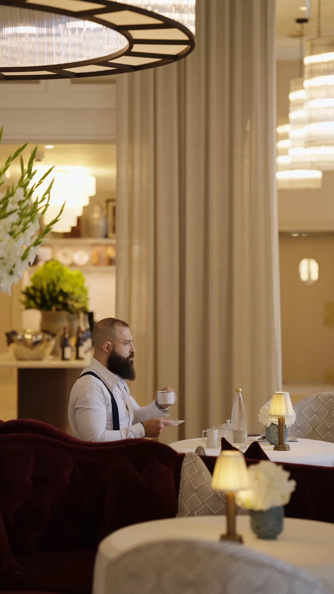 Sto u hotelskoj sali, gost za večerom