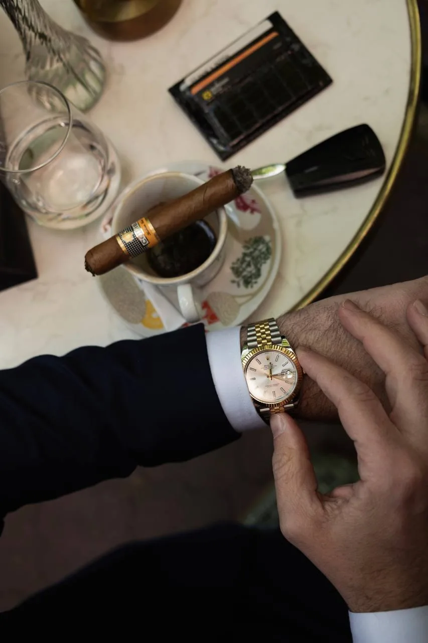 Cigara i kafa na mermernom stolu, odozgo