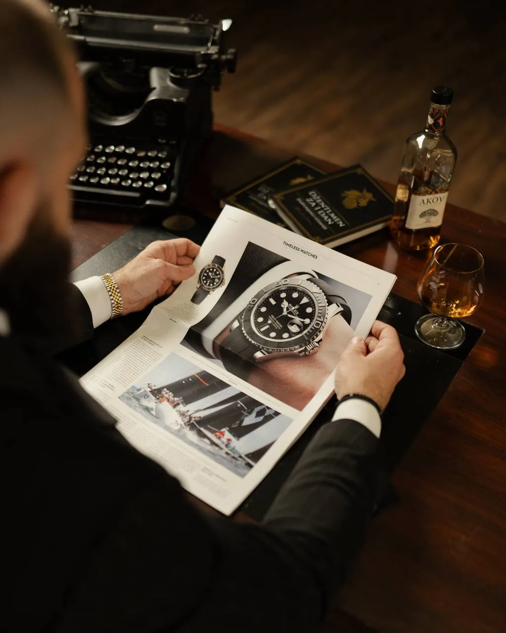 Kadar iz produkcije - magazin o satovima, knjiga i flaša na radnom stolu